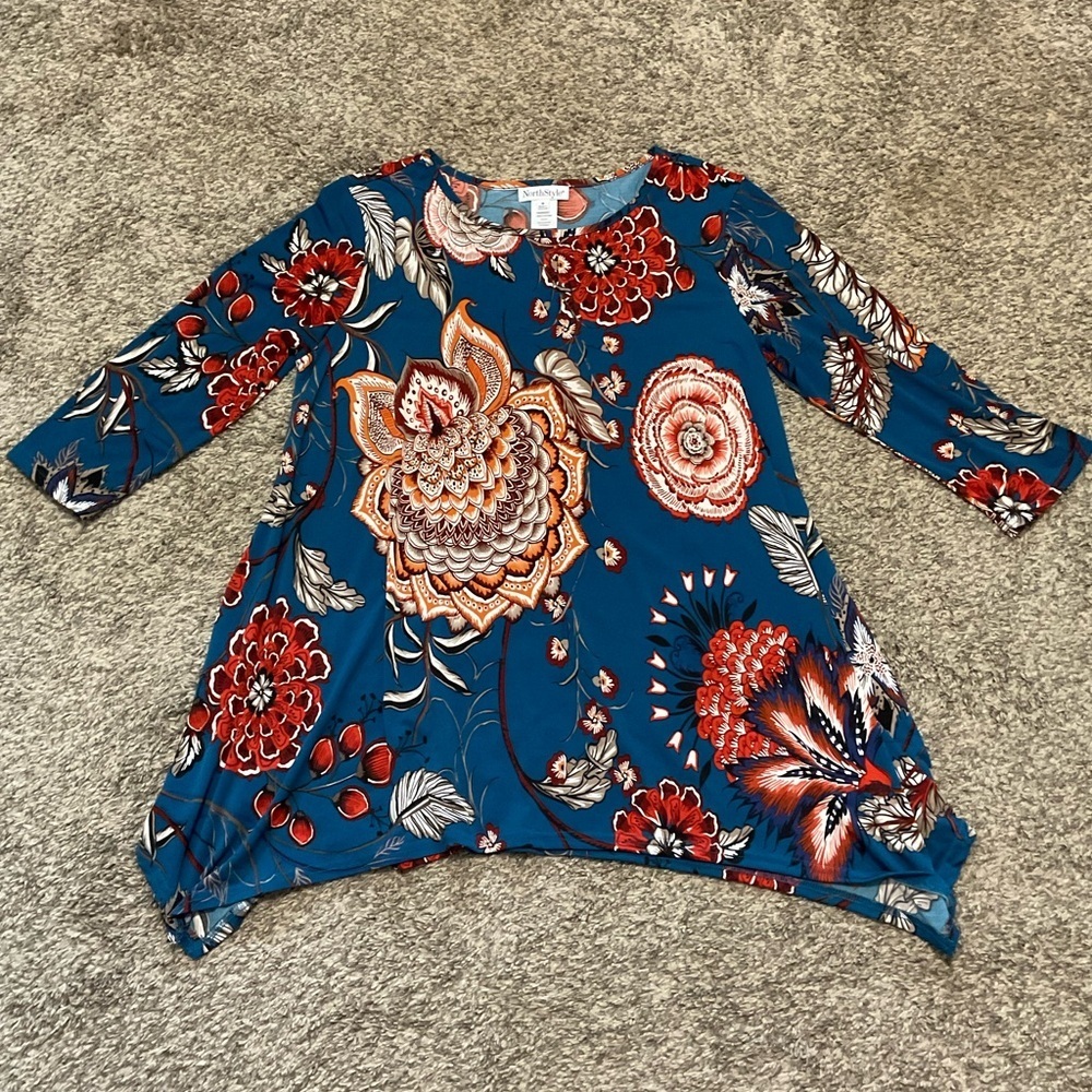 NorthStyle floral handkerchief hem tunic top. Size Medium - Picture 2 of 4